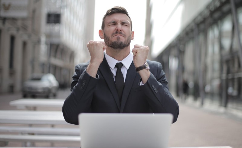 Homem, feliz pelo sua conquista de emprego
